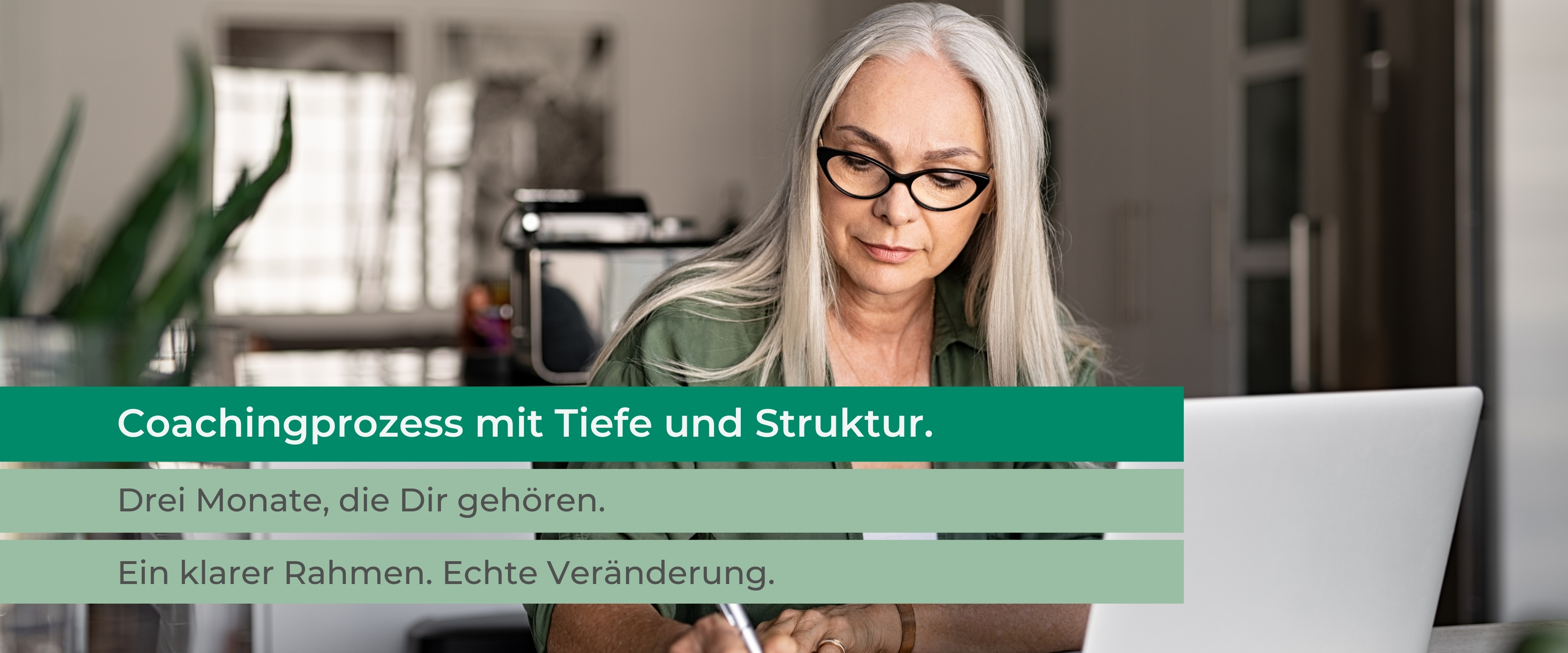 Webseite_Coachingprozess_Prozess_PC Frau schaut aus dem Fenster