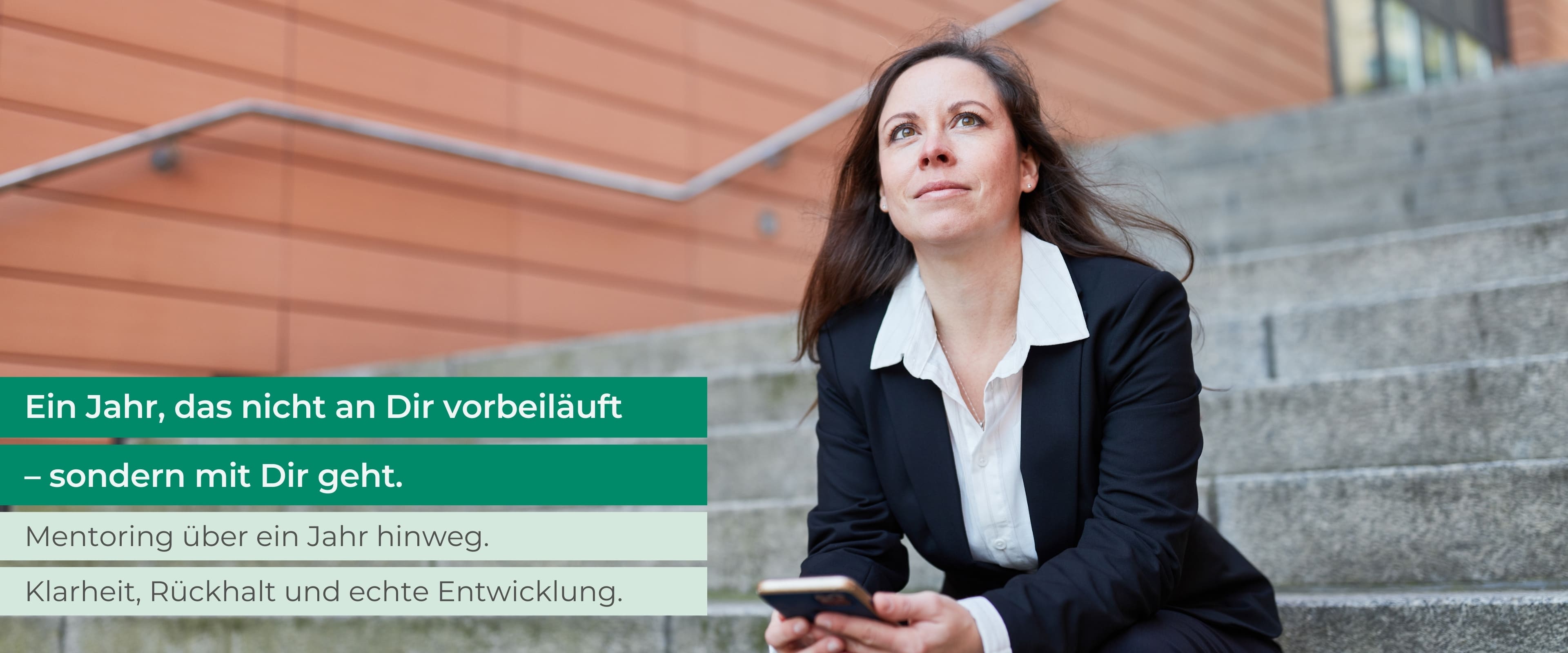Webseite_Mentoring_Header_PC_s Frau schaut aus dem Fenster