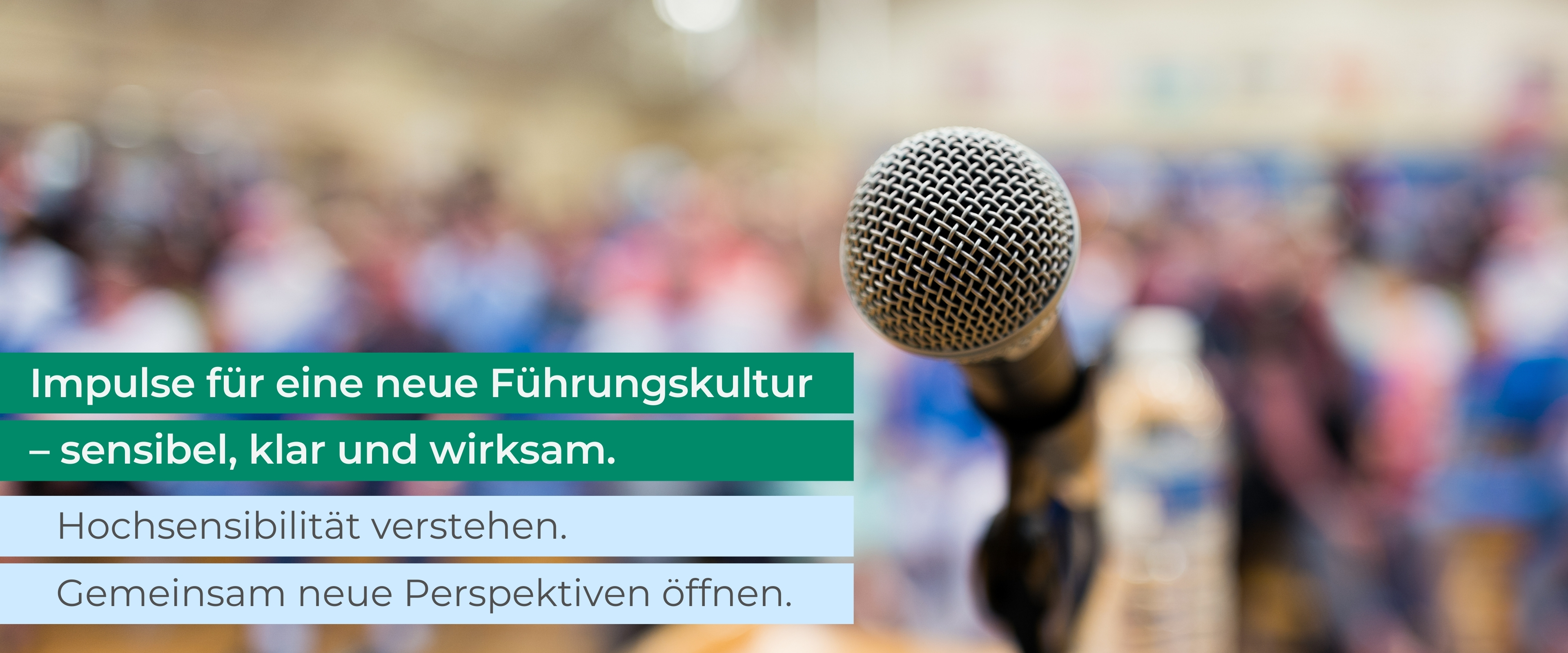Webseite_Vorträge_Header_PC Frau schaut aus dem Fenster