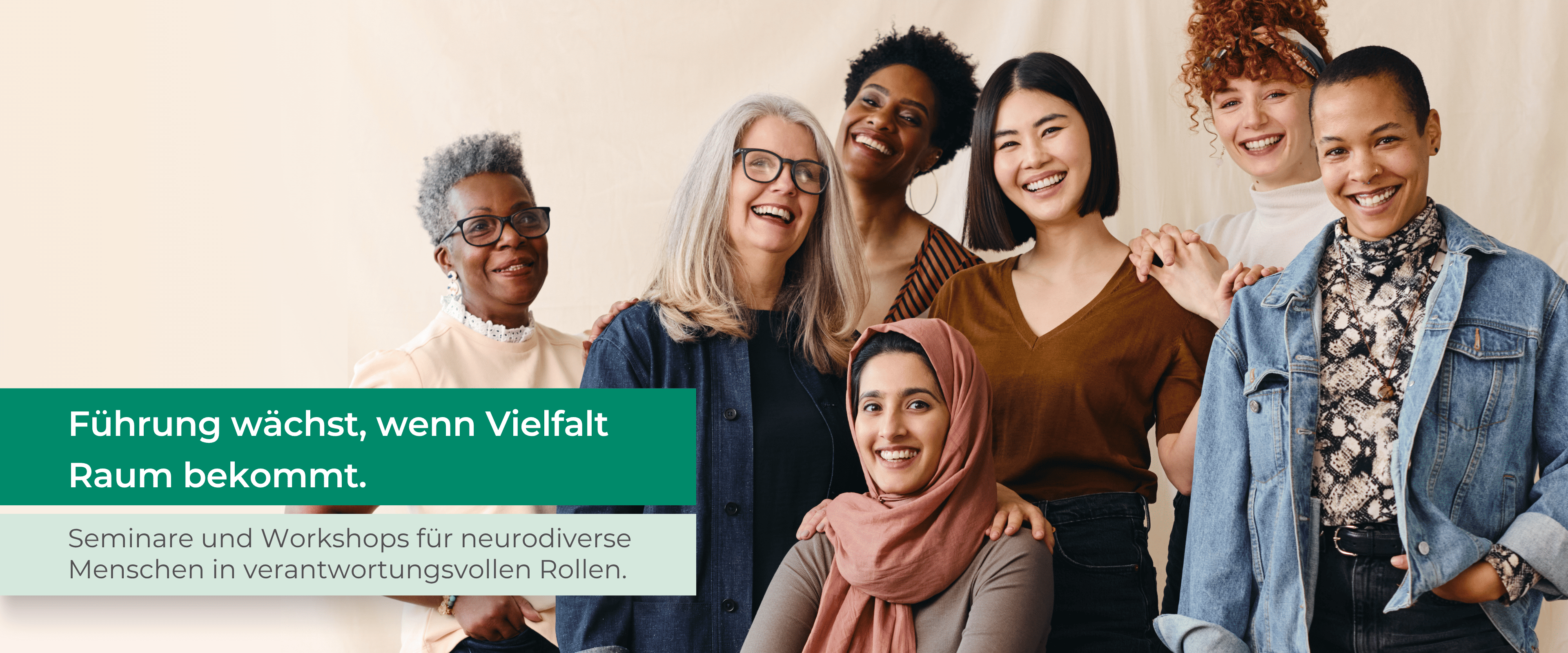 Webseite_Seminare_Header_Mobile Frau schaut aus dem Fenster